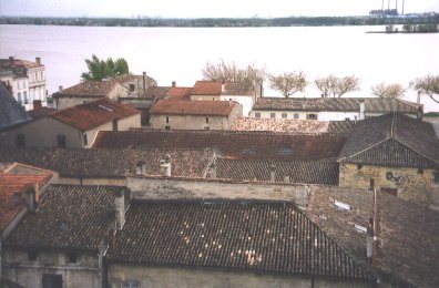 Toits de Bourg-sur-Gironde et Dordogne, depuis la ville haute